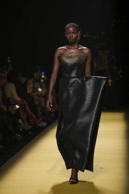 İspanya 'nın 15 Şubat 2023 tarihinde Madrid' de Mercedes Benz Moda Haftası Madrid 'de ISABEL SANCHIS tasarımı ile bir model geçit töreni düzenledi.