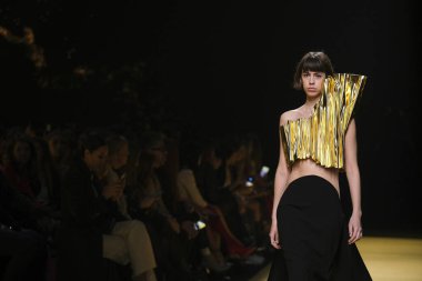 İspanya 'nın 15 Şubat 2023 tarihinde Madrid' de Mercedes Benz Moda Haftası Madrid 'de ISABEL SANCHIS tasarımı ile bir model geçit töreni düzenledi.