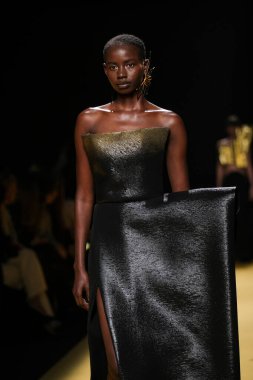 İspanya 'nın 15 Şubat 2023 tarihinde Madrid' de Mercedes Benz Moda Haftası Madrid 'de ISABEL SANCHIS tasarımı ile bir model geçit töreni düzenledi.