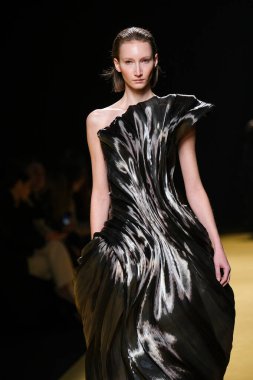 İspanya 'nın 15 Şubat 2023 tarihinde Madrid' de Mercedes Benz Moda Haftası Madrid 'de ISABEL SANCHIS tasarımı ile bir model geçit töreni düzenledi.