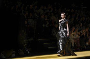 İspanya 'nın 15 Şubat 2023 tarihinde Madrid' de Mercedes Benz Moda Haftası Madrid 'de ISABEL SANCHIS tasarımı ile bir model geçit töreni düzenledi.