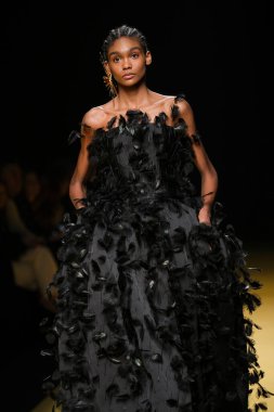 İspanya 'nın 15 Şubat 2023 tarihinde Madrid' de Mercedes Benz Moda Haftası Madrid 'de ISABEL SANCHIS tasarımı ile bir model geçit töreni düzenledi.