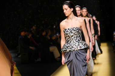 İspanya 'nın 15 Şubat 2023 tarihinde Madrid' de Mercedes Benz Moda Haftası Madrid 'de ISABEL SANCHIS tasarımı ile bir model geçit töreni düzenledi.