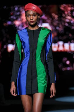 İspanya 'nın 15 Şubat 2023 tarihinde Madrid' deki Mercedes Benz Moda Haftası Madrid 'de Paloma Suarez tasarımı ile bir model geçit töreni düzenledi.