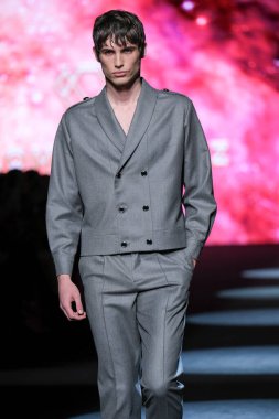 İspanya 'nın 15 Şubat 2023 tarihinde Madrid' deki Mercedes Benz Moda Haftası Madrid 'de Paloma Suarez tasarımı ile bir model geçit töreni düzenledi.