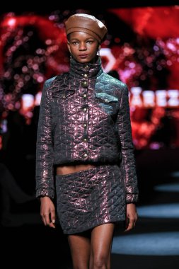 İspanya 'nın 15 Şubat 2023 tarihinde Madrid' deki Mercedes Benz Moda Haftası Madrid 'de Paloma Suarez tasarımı ile bir model geçit töreni düzenledi.