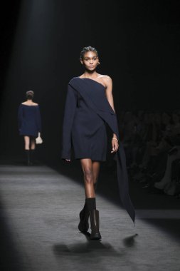 Madrid 'deki Mercedes Benz Moda Haftası Madrid' de 15 Şubat 2023 'te ROBERTO TORRETTA tasarımı ile bir model geçit töreni düzenledi.