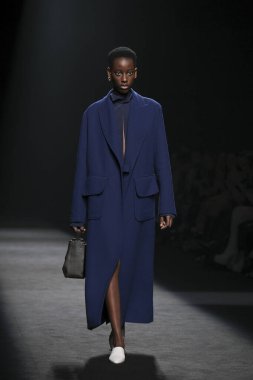 Madrid 'deki Mercedes Benz Moda Haftası Madrid' de 15 Şubat 2023 'te ROBERTO TORRETTA tasarımı ile bir model geçit töreni düzenledi.