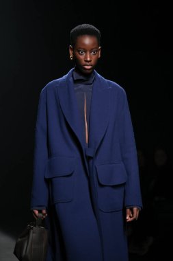 Madrid 'deki Mercedes Benz Moda Haftası Madrid' de 15 Şubat 2023 'te ROBERTO TORRETTA tasarımı ile bir model geçit töreni düzenledi.