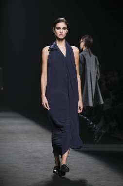 Madrid 'deki Mercedes Benz Moda Haftası Madrid' de 15 Şubat 2023 'te ROBERTO TORRETTA tasarımı ile bir model geçit töreni düzenledi.