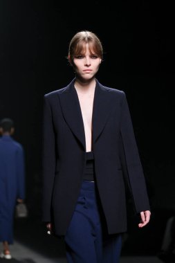 Madrid 'deki Mercedes Benz Moda Haftası Madrid' de 15 Şubat 2023 'te ROBERTO TORRETTA tasarımı ile bir model geçit töreni düzenledi.