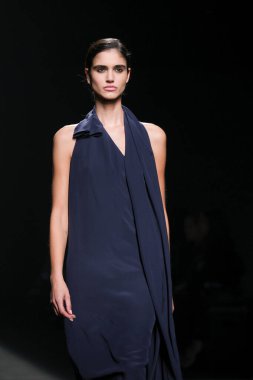 Madrid 'deki Mercedes Benz Moda Haftası Madrid' de 15 Şubat 2023 'te ROBERTO TORRETTA tasarımı ile bir model geçit töreni düzenledi.