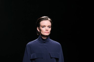 Madrid 'deki Mercedes Benz Moda Haftası Madrid' de 15 Şubat 2023 'te ROBERTO TORRETTA tasarımı ile bir model geçit töreni düzenledi.