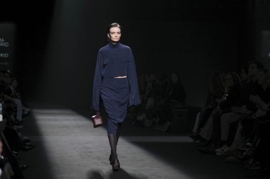 Madrid 'deki Mercedes Benz Moda Haftası Madrid' de 15 Şubat 2023 'te ROBERTO TORRETTA tasarımı ile bir model geçit töreni düzenledi.