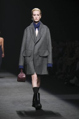 Madrid 'deki Mercedes Benz Moda Haftası Madrid' de 15 Şubat 2023 'te ROBERTO TORRETTA tasarımı ile bir model geçit töreni düzenledi.