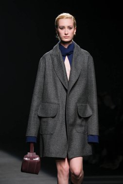 Madrid 'deki Mercedes Benz Moda Haftası Madrid' de 15 Şubat 2023 'te ROBERTO TORRETTA tasarımı ile bir model geçit töreni düzenledi.