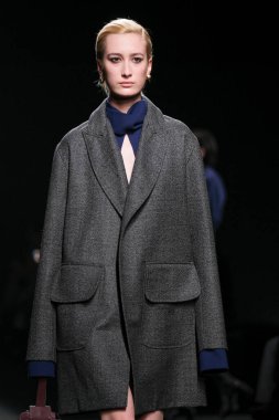 Madrid 'deki Mercedes Benz Moda Haftası Madrid' de 15 Şubat 2023 'te ROBERTO TORRETTA tasarımı ile bir model geçit töreni düzenledi.