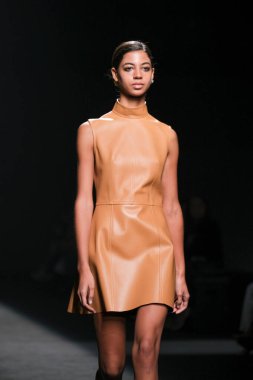 Madrid 'deki Mercedes Benz Moda Haftası Madrid' de 15 Şubat 2023 'te ROBERTO TORRETTA tasarımı ile bir model geçit töreni düzenledi.