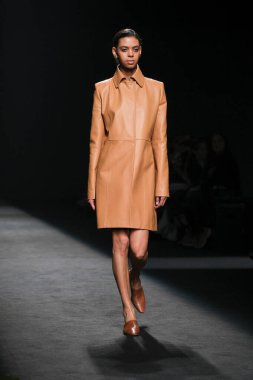 Madrid 'deki Mercedes Benz Moda Haftası Madrid' de 15 Şubat 2023 'te ROBERTO TORRETTA tasarımı ile bir model geçit töreni düzenledi.