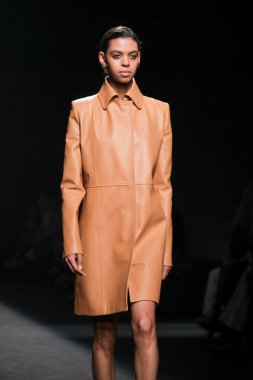 Madrid 'deki Mercedes Benz Moda Haftası Madrid' de 15 Şubat 2023 'te ROBERTO TORRETTA tasarımı ile bir model geçit töreni düzenledi.