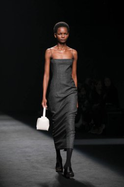 Madrid 'deki Mercedes Benz Moda Haftası Madrid' de 15 Şubat 2023 'te ROBERTO TORRETTA tasarımı ile bir model geçit töreni düzenledi.