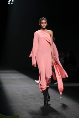 Madrid 'deki Mercedes Benz Moda Haftası Madrid' de 15 Şubat 2023 'te ROBERTO TORRETTA tasarımı ile bir model geçit töreni düzenledi.