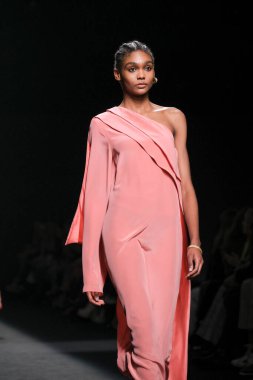 Madrid 'deki Mercedes Benz Moda Haftası Madrid' de 15 Şubat 2023 'te ROBERTO TORRETTA tasarımı ile bir model geçit töreni düzenledi.