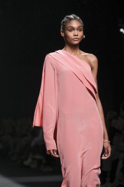 Madrid 'deki Mercedes Benz Moda Haftası Madrid' de 15 Şubat 2023 'te ROBERTO TORRETTA tasarımı ile bir model geçit töreni düzenledi.