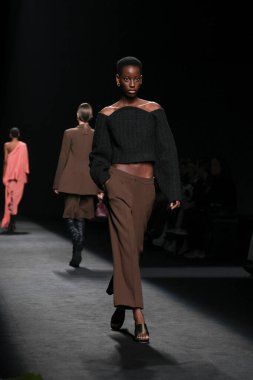 Madrid 'deki Mercedes Benz Moda Haftası Madrid' de 15 Şubat 2023 'te ROBERTO TORRETTA tasarımı ile bir model geçit töreni düzenledi.