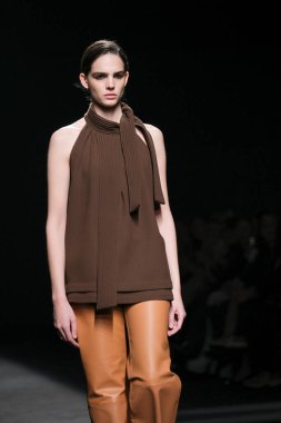 Madrid 'deki Mercedes Benz Moda Haftası Madrid' de 15 Şubat 2023 'te ROBERTO TORRETTA tasarımı ile bir model geçit töreni düzenledi.