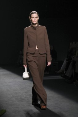 Madrid 'deki Mercedes Benz Moda Haftası Madrid' de 15 Şubat 2023 'te ROBERTO TORRETTA tasarımı ile bir model geçit töreni düzenledi.