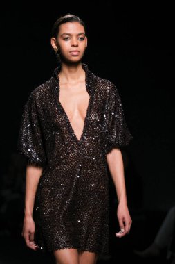 Madrid 'deki Mercedes Benz Moda Haftası Madrid' de 15 Şubat 2023 'te ROBERTO TORRETTA tasarımı ile bir model geçit töreni düzenledi.