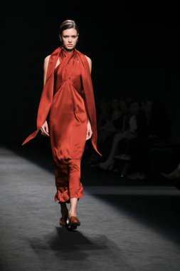 Madrid 'deki Mercedes Benz Moda Haftası Madrid' de 15 Şubat 2023 'te ROBERTO TORRETTA tasarımı ile bir model geçit töreni düzenledi.