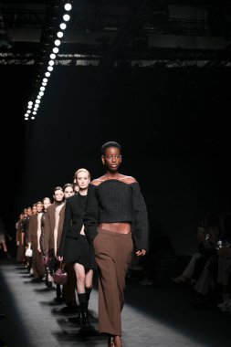 Madrid 'deki Mercedes Benz Moda Haftası Madrid' de 15 Şubat 2023 'te ROBERTO TORRETTA tasarımı ile bir model geçit töreni düzenledi.