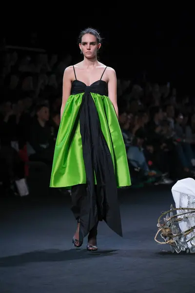 2023年2月16日マドリードIfemaのメルセデスベンツファッションウィークマドリードでEncinarデザインのモデルパレード — ストック写真