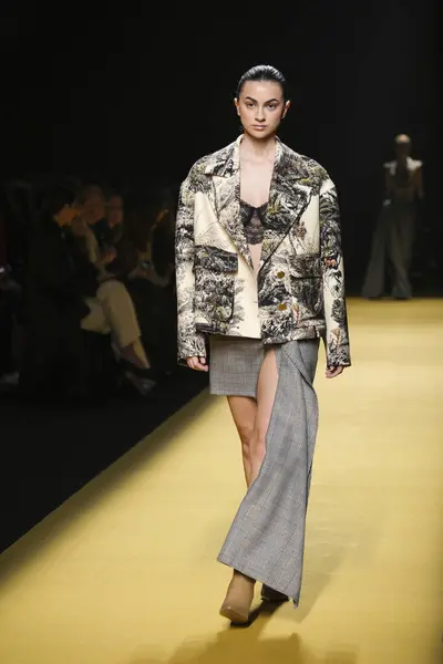 Modelový Průvod Designem Isabel Sanchis Během Mercedes Benz Fashion Week — Stock fotografie