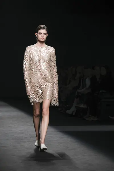 2023年2月15日のマドリードIfemaのメルセデス ベンツ ファッションウィークでデザインされたモデルパレード — ストック写真