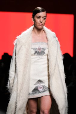 CUSTO BARCELONA tasarımı ile Madrid 'de Mercedes Benz Moda Haftası Madrid' de 15 Şubat 2023 tarihinde İspanya