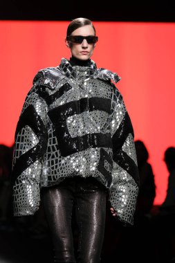 CUSTO BARCELONA tasarımı ile Madrid 'de Mercedes Benz Moda Haftası Madrid' de 15 Şubat 2023 tarihinde İspanya