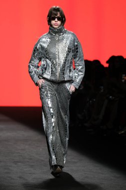 CUSTO BARCELONA tasarımı ile Madrid 'de Mercedes Benz Moda Haftası Madrid' de 15 Şubat 2023 tarihinde İspanya