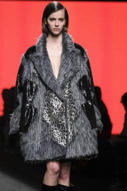 CUSTO BARCELONA tasarımı ile Madrid 'de Mercedes Benz Moda Haftası Madrid' de 15 Şubat 2023 tarihinde İspanya