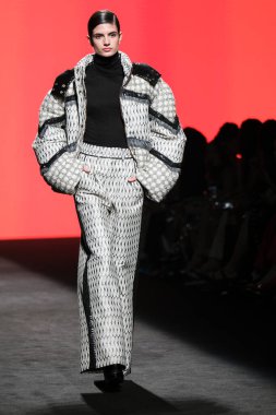 CUSTO BARCELONA tasarımı ile Madrid 'de Mercedes Benz Moda Haftası Madrid' de 15 Şubat 2023 tarihinde İspanya