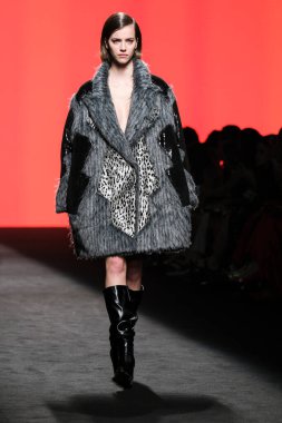 CUSTO BARCELONA tasarımı ile Madrid 'de Mercedes Benz Moda Haftası Madrid' de 15 Şubat 2023 tarihinde İspanya