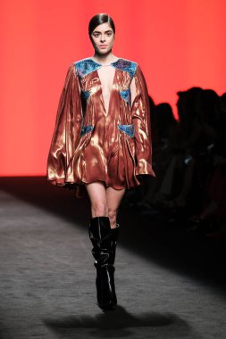 CUSTO BARCELONA tasarımı ile Madrid 'de Mercedes Benz Moda Haftası Madrid' de 15 Şubat 2023 tarihinde İspanya