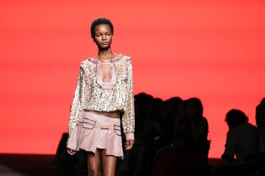 CUSTO BARCELONA tasarımı ile Madrid 'de Mercedes Benz Moda Haftası Madrid' de 15 Şubat 2023 tarihinde İspanya