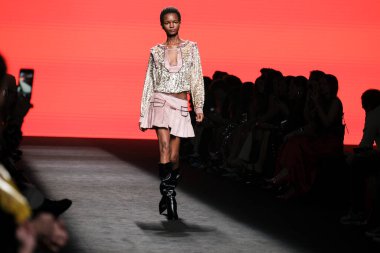 CUSTO BARCELONA tasarımı ile Madrid 'de Mercedes Benz Moda Haftası Madrid' de 15 Şubat 2023 tarihinde İspanya