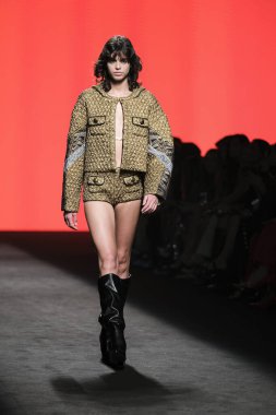 CUSTO BARCELONA tasarımı ile Madrid 'de Mercedes Benz Moda Haftası Madrid' de 15 Şubat 2023 tarihinde İspanya