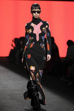 CUSTO BARCELONA tasarımı ile Madrid 'de Mercedes Benz Moda Haftası Madrid' de 15 Şubat 2023 tarihinde İspanya