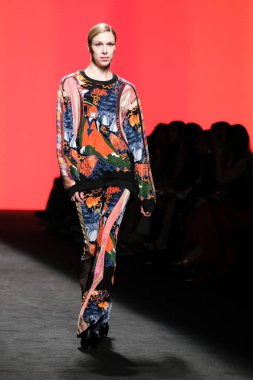 CUSTO BARCELONA tasarımı ile Madrid 'de Mercedes Benz Moda Haftası Madrid' de 15 Şubat 2023 tarihinde İspanya