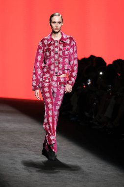 CUSTO BARCELONA tasarımı ile Madrid 'de Mercedes Benz Moda Haftası Madrid' de 15 Şubat 2023 tarihinde İspanya